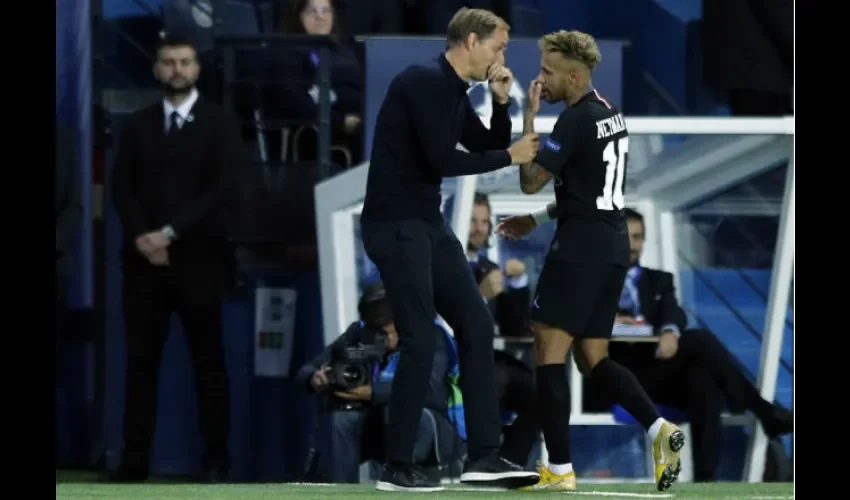 Neymar y el entrenador Thomas Tuchel. Foto: AP
