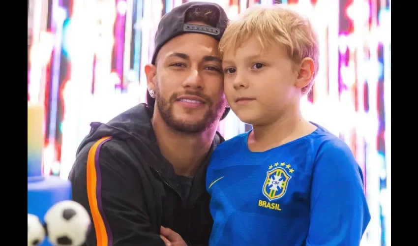 Neymar junto a su hijo David Lucca./Instagram