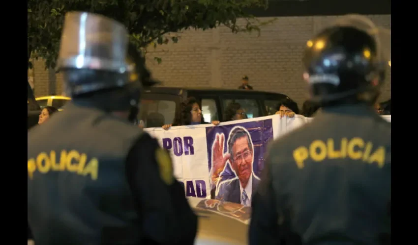 Fujimori ingresó en ambulancia a la clínica en Lima. 
