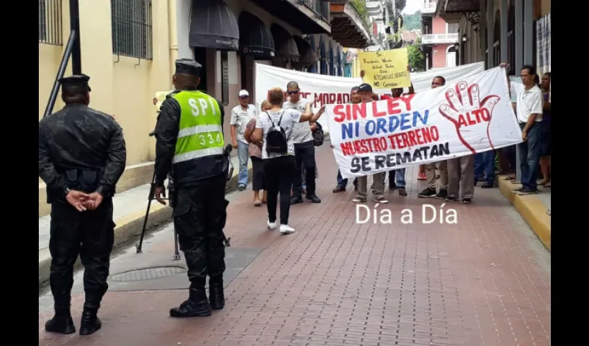 Residentes quieren resputas del Gobierno. Foto: Roberto Barrios