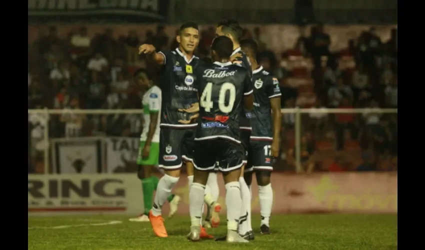 Edwin Aguilar celebra su gol con sus compañeros. Foto: Anayansi Gamez