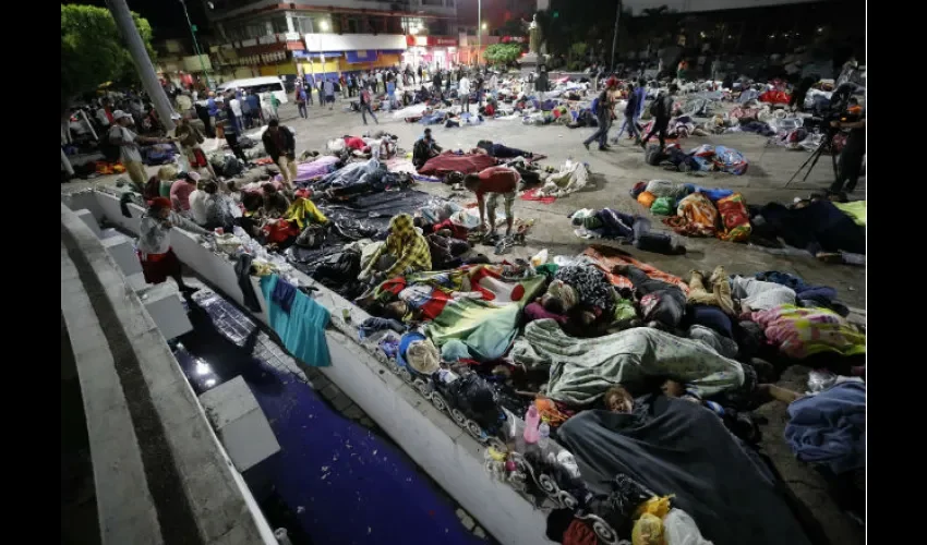 Así amanecieron migrantes hondureños en su campamento en el jardín Hidalgo de Tapachula. Foto: EFE