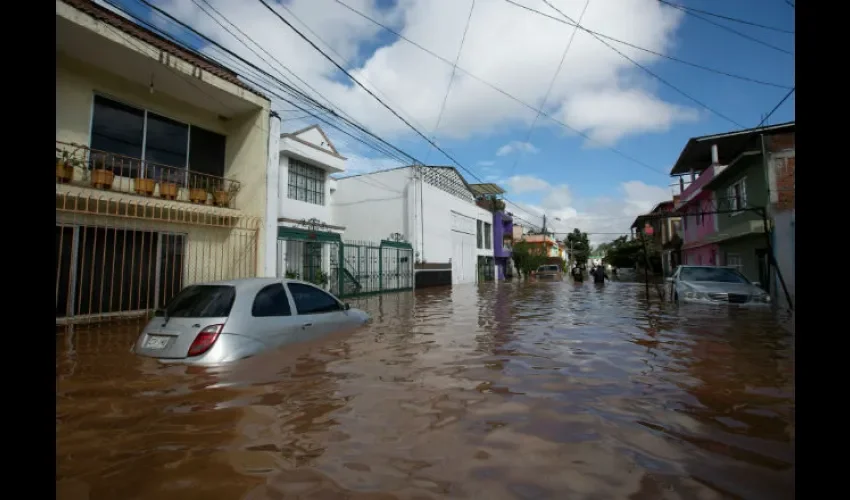 Vistas generales de las afectaciones de las tormentas por el huracán Willa,  en el estado de Michoacán (México). EFE 