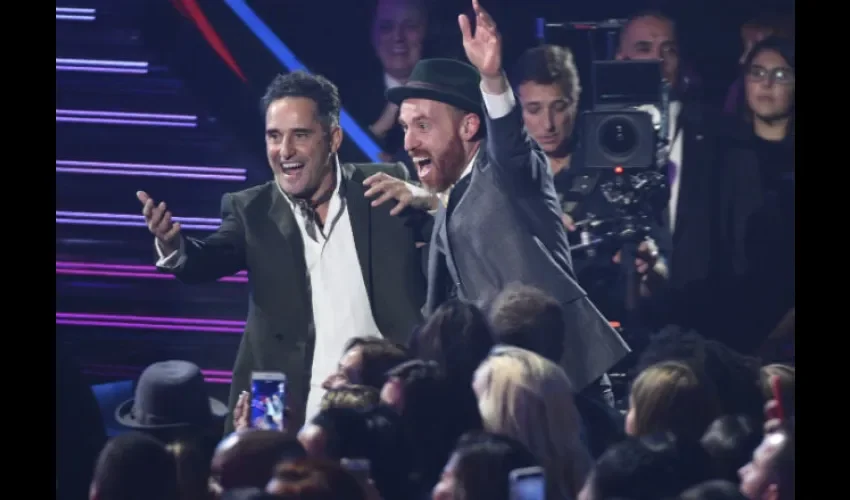 Jorge Drexler y  Jesus Martos reaccionan a al recibir el premio del año con  "Telefonia" en los  Latin Grammy Awards. (AP)