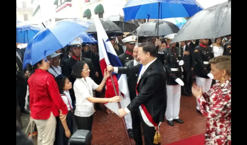 Foto ilustrativa del presidente Varela junto a la abanderada de este año, Eneida López, coordinadora general del programa Panamá  Bilingüe. Foto: Roberto Barrios 