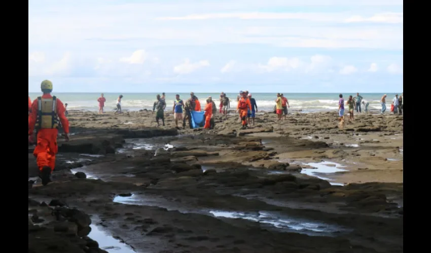 Cuando sacaban el cuerpo de la playa. Foto: Melquiades Vásquez