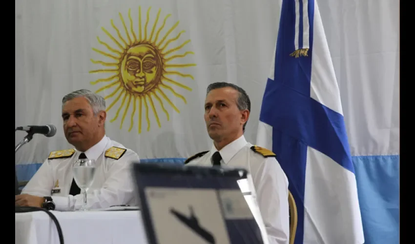 El jefe de la Armada Argentina, José Luis Villán (i), y el exportavoz de la Armada, Enrique Balbi, informan sobre el hallazgo del submarino. FOTO/EFE