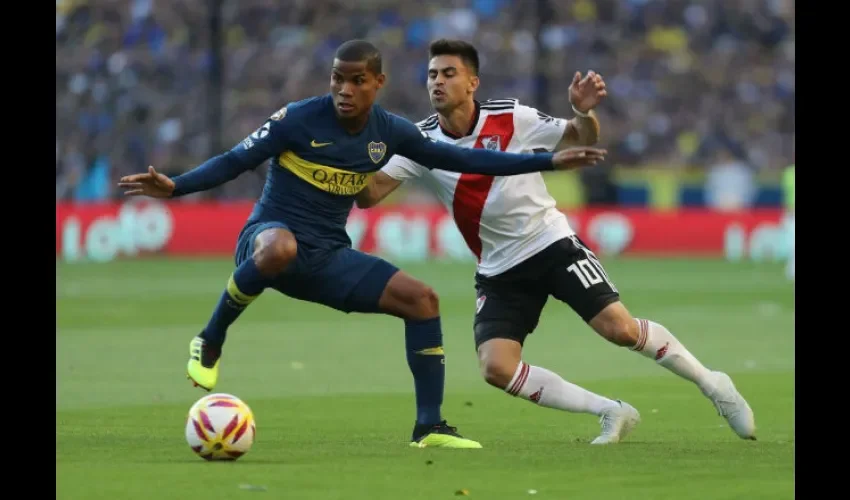 El partido entre Boca Juniors y River Plate es el clásico del fútbol argentino.