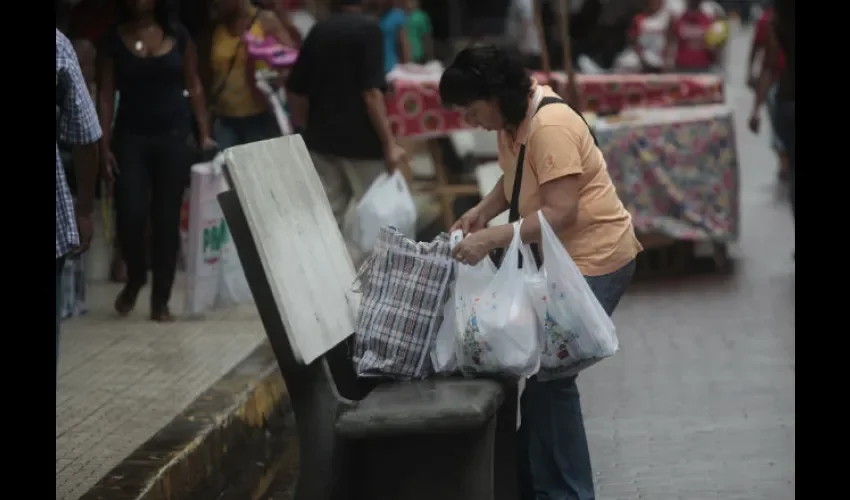 Panameños tienen que cambiar su forma de llevar sus compras. Foto: Roberto Barrios 
