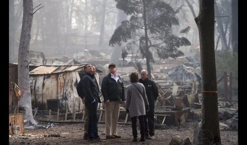 El presidente Donald Trump, hizo un recorrido en el área afecta por el fuego en el norte de California. FOTO/AP
