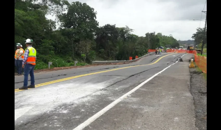 Lluvia provoca hundimiento de carretera Panamá-Colón. 