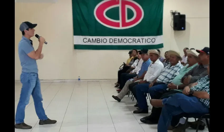 Roux se reunió con activistas y candidatos de CD en Las Tablas y Tonosí.