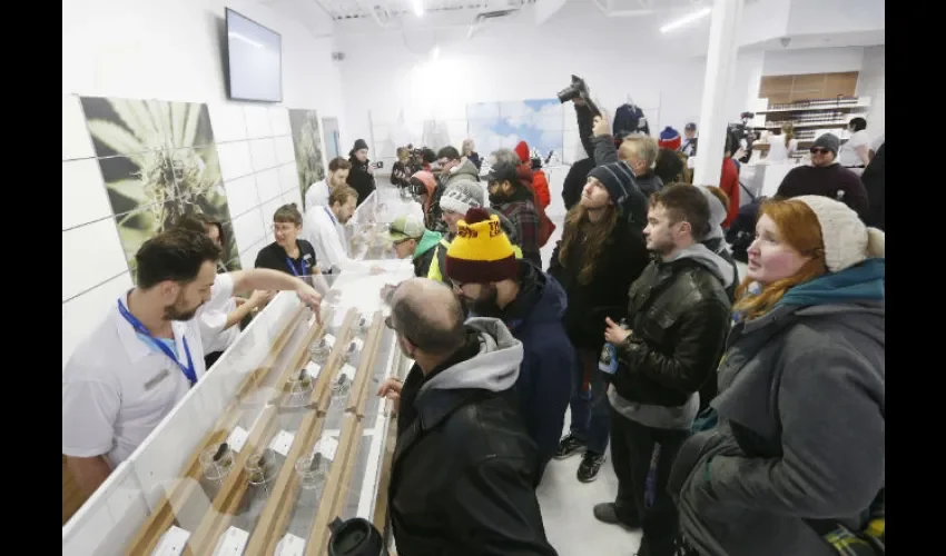 Escasez de marihuana en las tiendas canadienses tras legalización. 