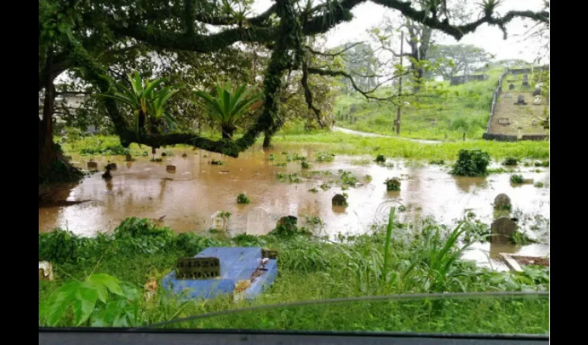 Lluvias inundan el cementerio de Nueva Esperanza en Arco Iris.