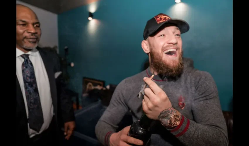 Conor McGregor mientras fumaba la marihuana que produce Mike Tyson./Instagram