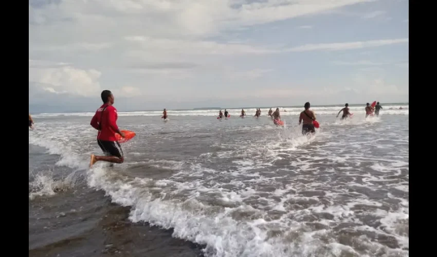 Practican en la playa Las Lajas en Chiriquí. Foto: Cortesía