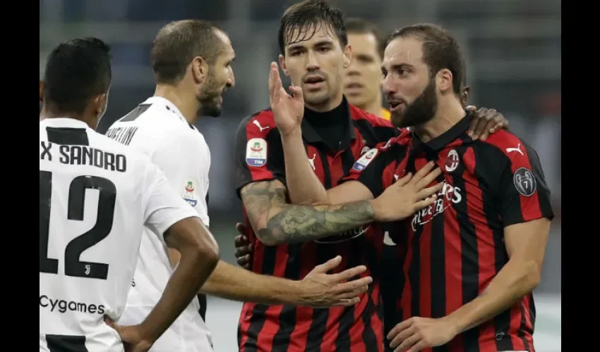 Gonzalo "Pipita" Higuaín (dcha.) durante choque que tuvo con Cristiano Ronaldo.