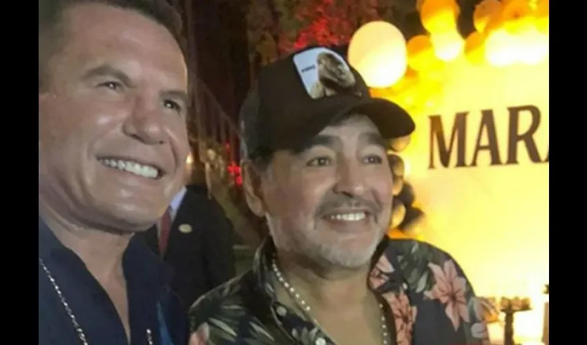  Julio César Chávez (izq.) y Diego Armando Maradona son dos leyendas del deporte. Tomada de Internet