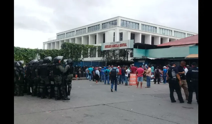 Vendedores no se quieren ir, ven su futuro con grande pérdidas económicas. Foto: Yanelis Domínguez