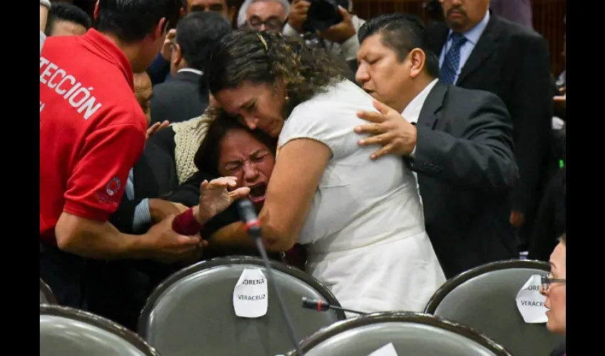Informan a diputada mexicana del asesinato de su hija en plena sesión.