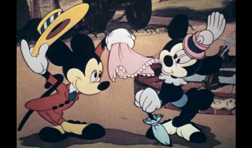  Fotografía cedida por los Archivos Walt Disney donde aparece la versión de 1941 de Mickey Mouse y su compañera Minnie durante la película "The Nifty Nineties".
