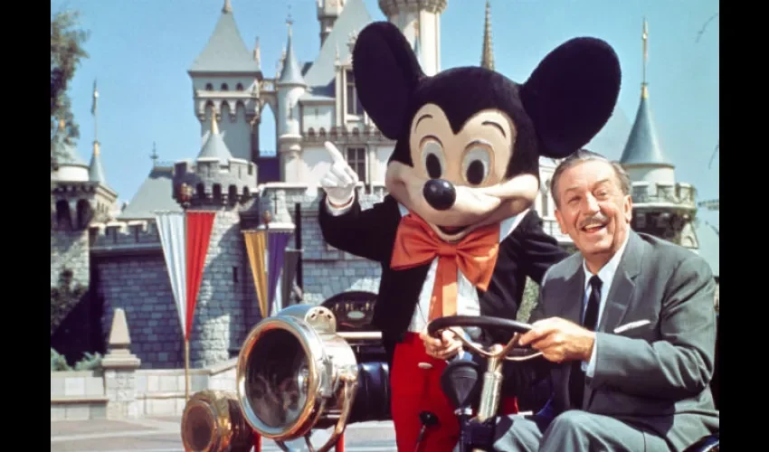  Fotografía cedida por los Archivos Walt Disney donde aparece el productor, director, guionista y animador estadounidense Walter Elias Disney, conocido por Walt Disney, mientras conduce un camión de bomberos junto a su personaje más famoso, Mickey Mouse, en Disneyland.