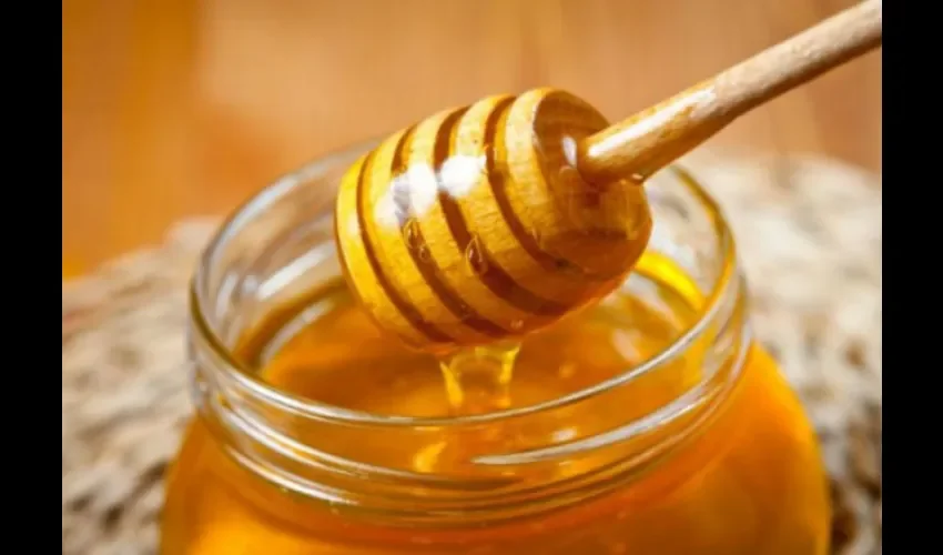 Foto ilustrativa de la miel en una vasija. 