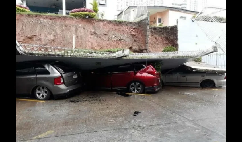 Automóviles afectados por colapso de muro en la vía Ricardo J. Alfaro. 