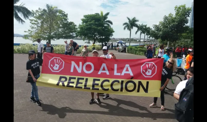 "No a la reelección", alto y claro compartieron el mensaje los participantes de la concentración en la Cinta Costera. Foto: Humberto Cornejo. 
