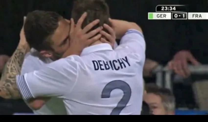 En el 2012  los medios se escandalizaron porque Giroud festejó un gol dándole un beso a su compañero Mathieu Debuchy./Internet
