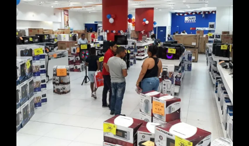 Panameños llegan a ver algunos productos,. pero compran poco. Foto: Roberto Barrios 