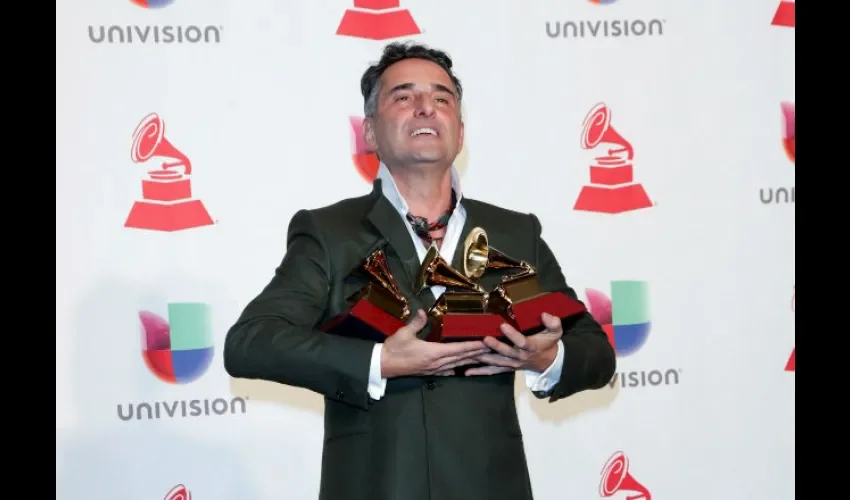 El triple ganador, Jorge Drexler, posa con los premios al Mejor disco del año, Canción del año y Mejor álbum de cantautores en la XIX edición de los Premios Grammy Latinos en el MGM Grand Garden Arena en Las Vegas. EFE 