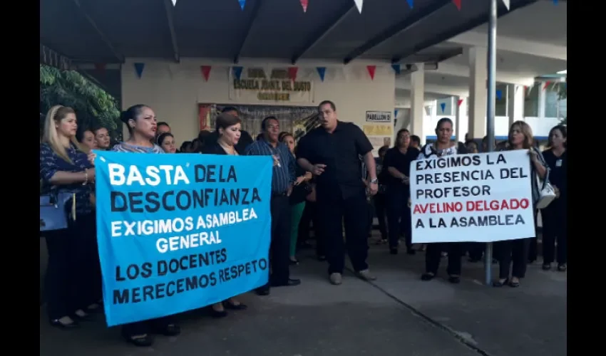 Protesta en escuela  Juan T Del Busto.