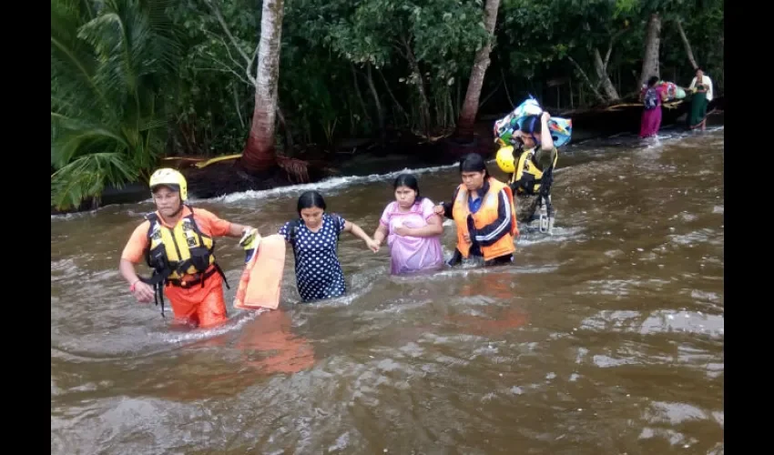 Rescate de  10 personas en Boca del Toro.