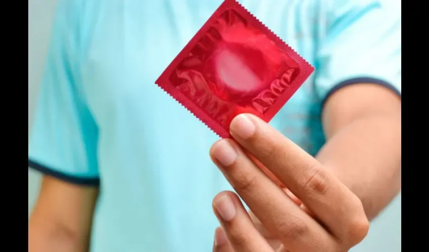 Foto ilustrativa de un método de prevención, el uso de preservativo. 