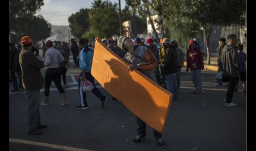 un grupo de migrantes van rumbo al refugio habilitado en Tijuana.FOTO/AP