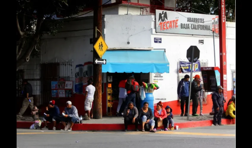 Miembros de la caravana descansan en Tijuana. Foto: EFE