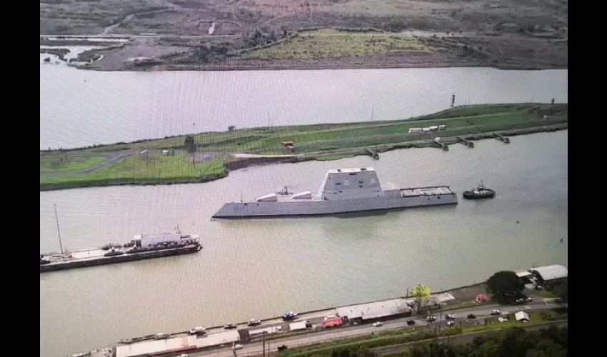 Durante su paso por el Canal de Panamá. Foto: Cortesía