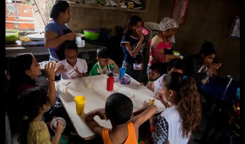 El mes pasado, el parlamento venezolano calificó de crítica la situación alimentaria en las escuelas del país al asegurar que el 90% de ellas no cuenta con el Programa de Alimentación Escolar. FOTO/EFE