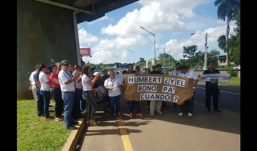 Aduaneros de Herrera protestan. 