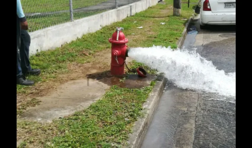 Foto ilustrativa de un hidrante abierto para medir el nivel de agua. 