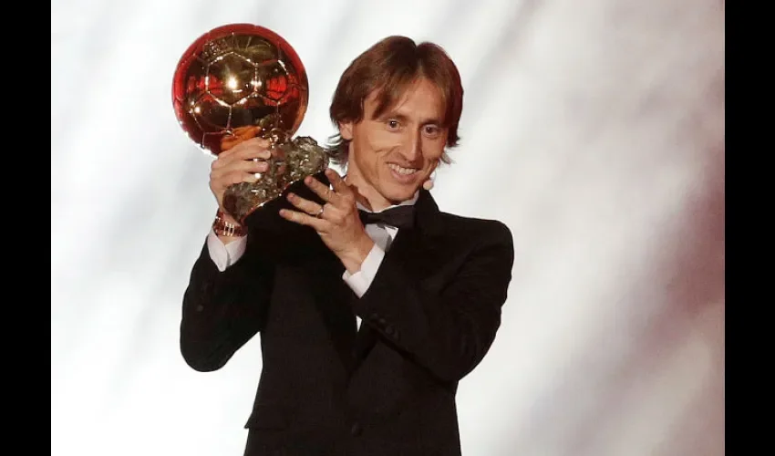 Luka Modric del Real Madrid sostiene su trofeo del Balón de Oro. Foto: EFE