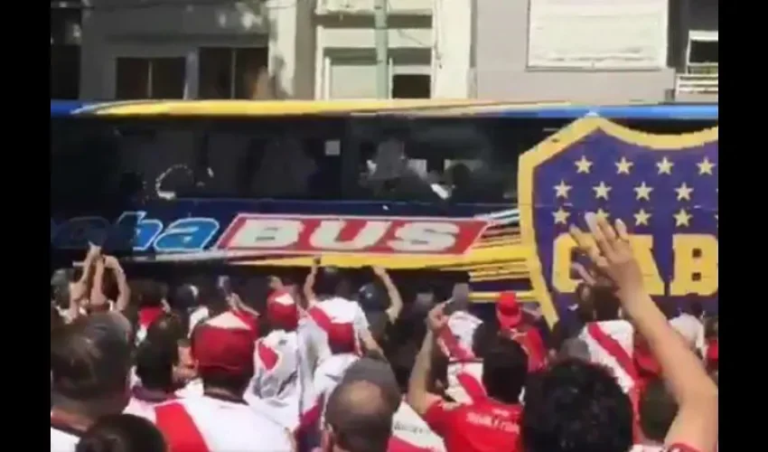 Momento en que atacaron el bus de Boca Juniors. 