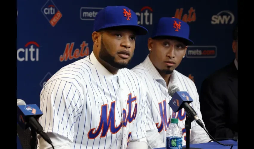  Robinson Canó (izq.) y  Edwin Díaz durante la presentación con los Mets.