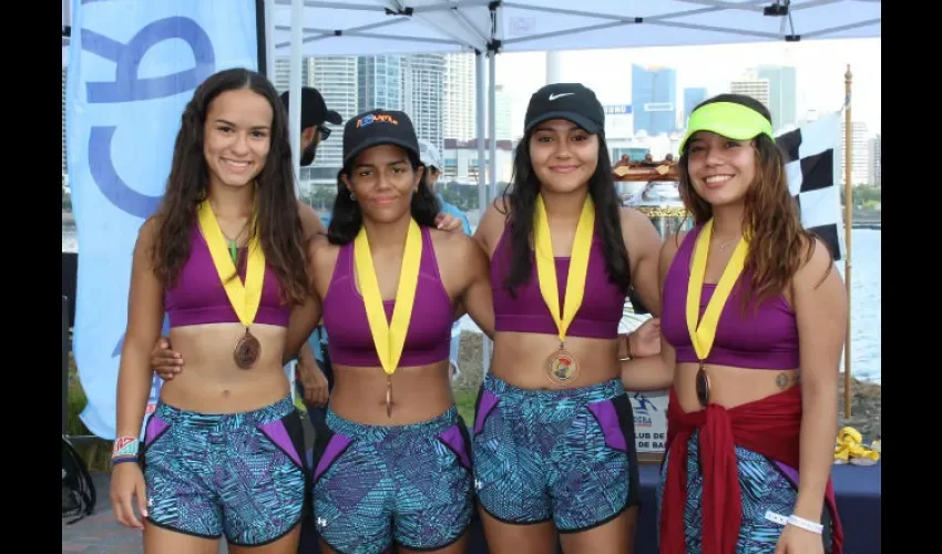 Las chicas del equipo Carioca reciben su medalla de tercer lugar.