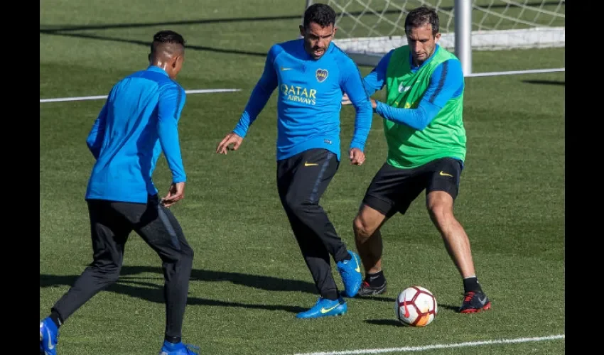 Los jugadores del Boca Juniors Carlos Tevez (c) y Carlos Izquierdo (d), durante un  entrenamiento. Foto:EFE