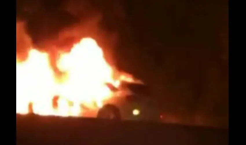 Se incendia automóvil en Panamá Oeste. 