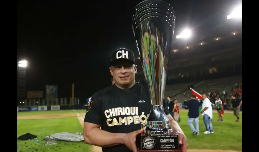  Carlos "Calicho" Ruiz  mostraba orgulloso el trofeo de campeón.