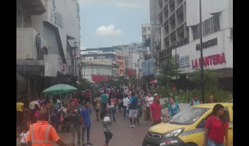 Avenida Central repleta de gente por todos lados. Foto: Brenda Ducreux