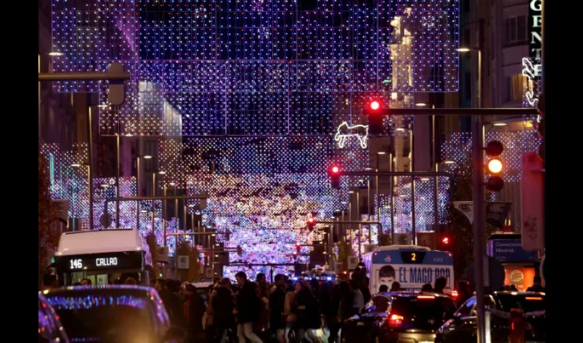 Foto ilustrativa de las calles iluminadas por temporada navideña. EFE 